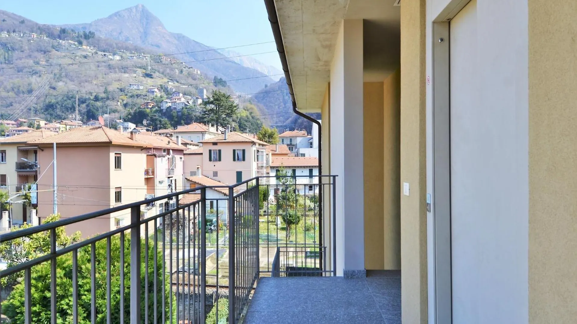 Snug Apartment In Dervio With Balcony Or Terrace 0*,  Itália